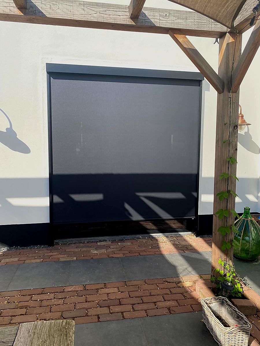 ROMA zipSCREEN lichtgrijs half open pergola