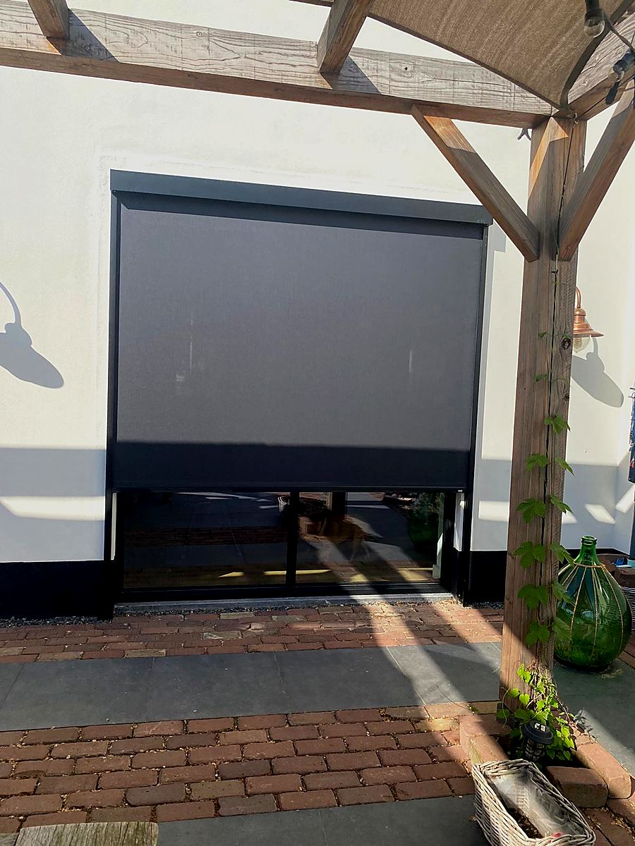 ROMA zipSCREEN lichtgrijs met pergola sfeer