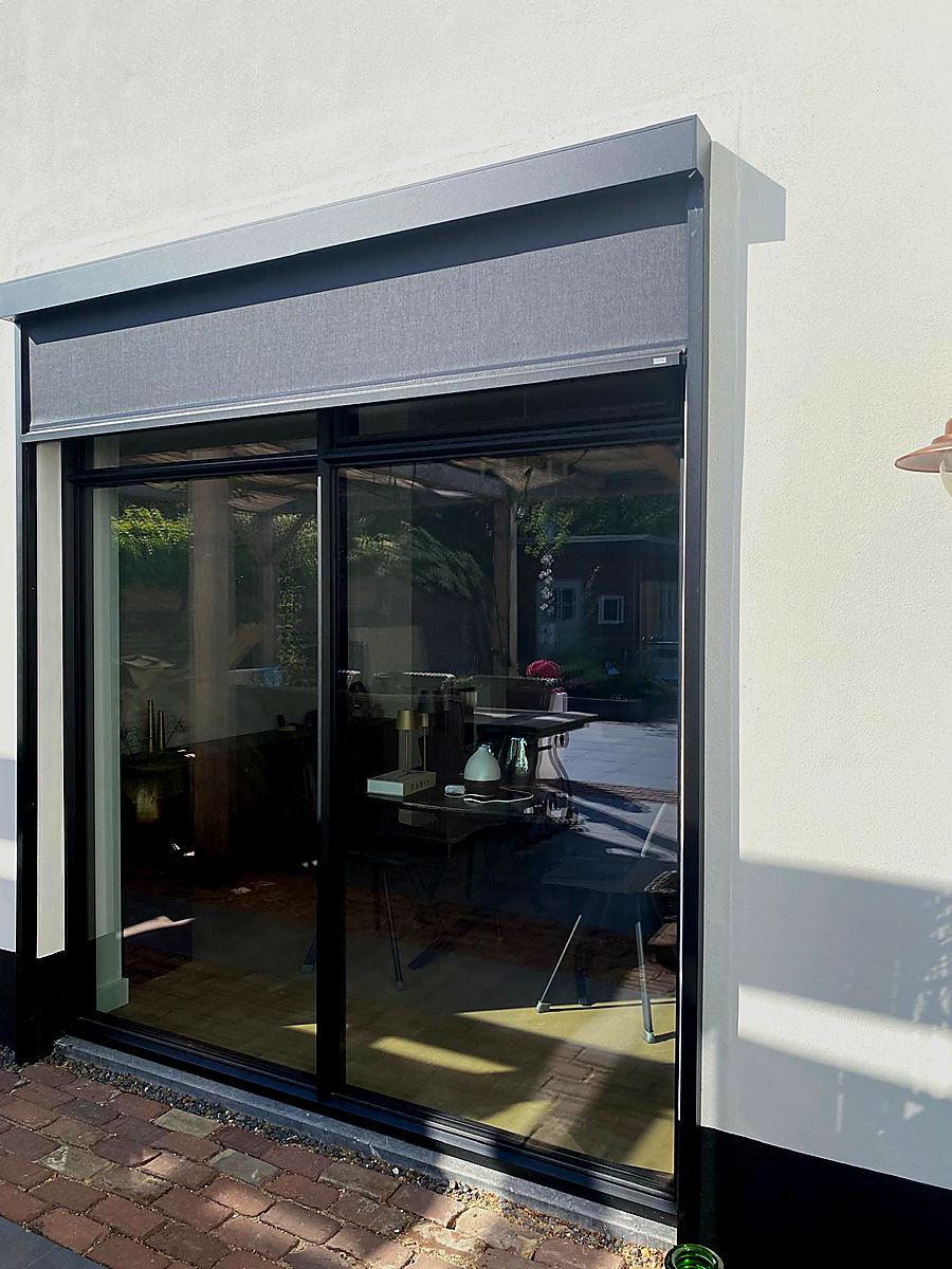 ROMA zipSCREEN grijs open, zicht op interieur en tuin
