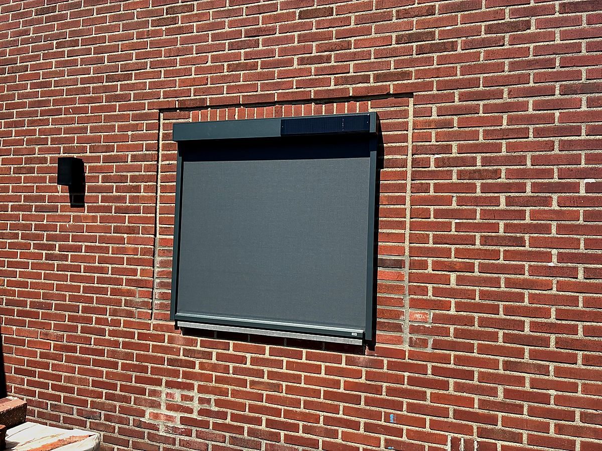 ROMA zipSCREEN met tuinbank in zon