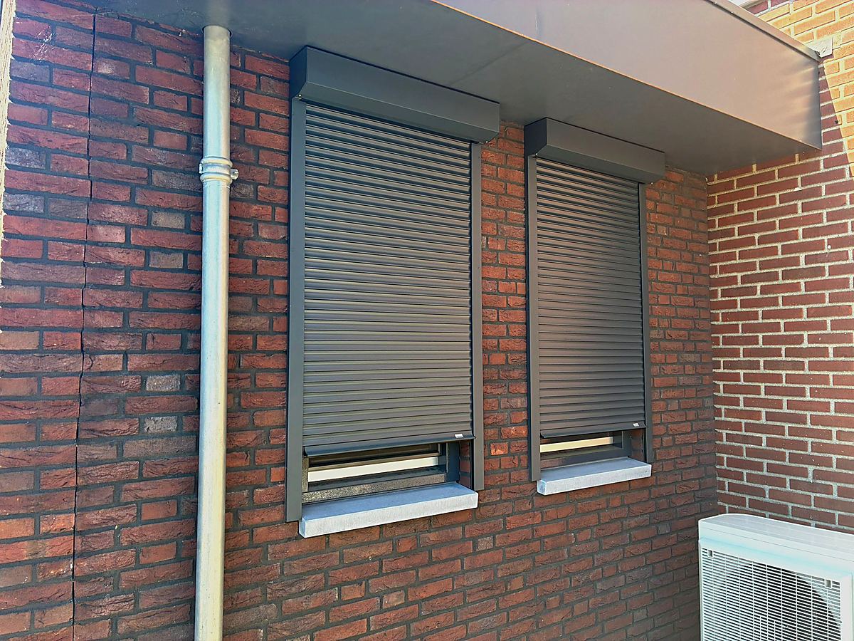 ROMA PURO 2 rolluiken hoekfoto met dakoverstap